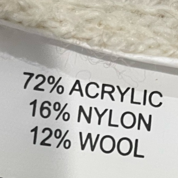 NWT! 🤍 Cable Knit Detail Sweater - Picture 8 of 10